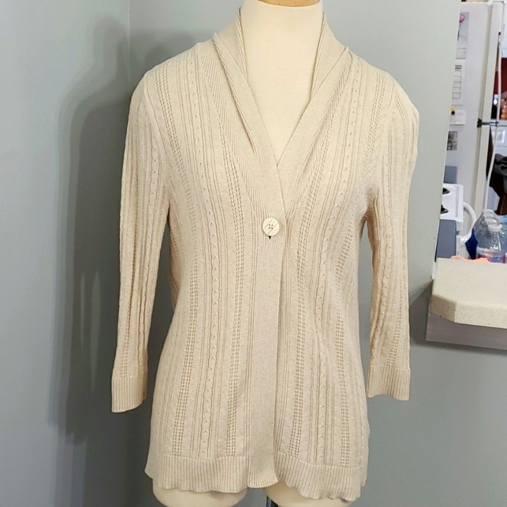 Croft & Barrow Cardigan sweater, cream long sleeves one button. Size P.S